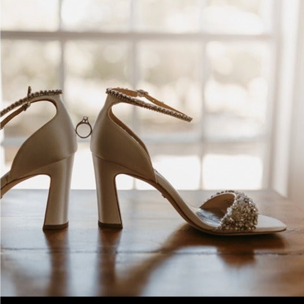 Badgley Mischka wedding shoes soft white size 7